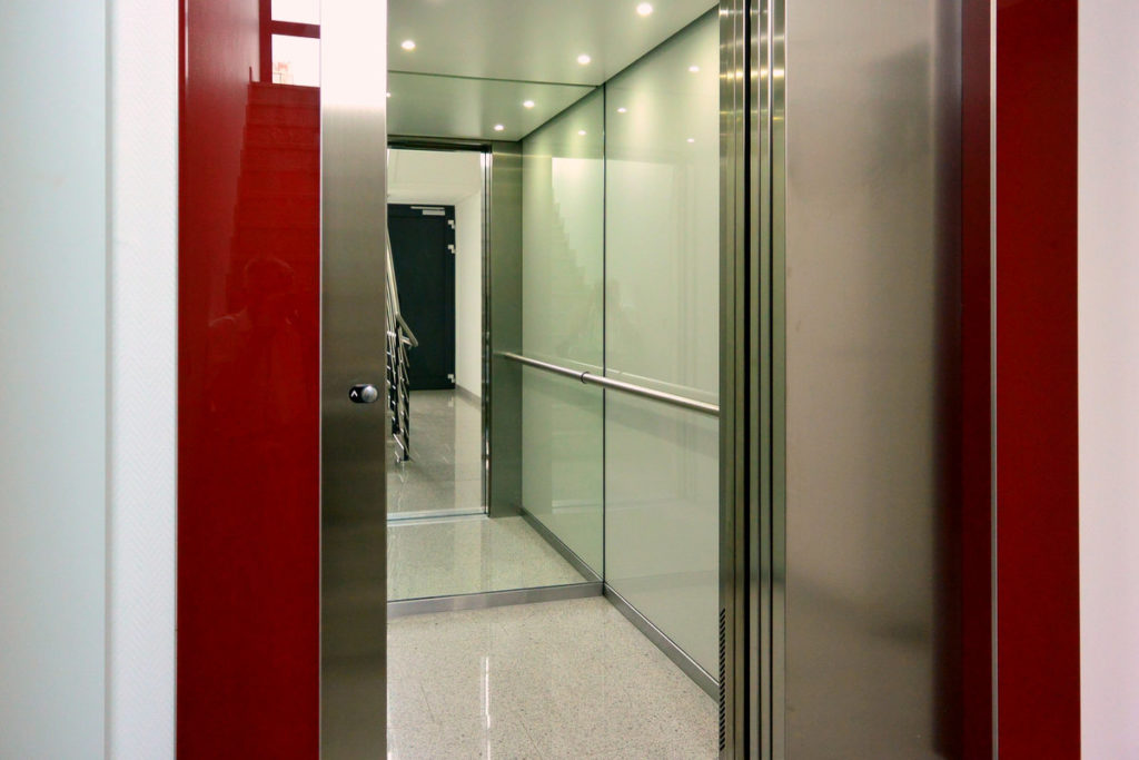 Beispiel für einen kleinen Aufzug: Aufzugskabine Serie 900 Dortmund
